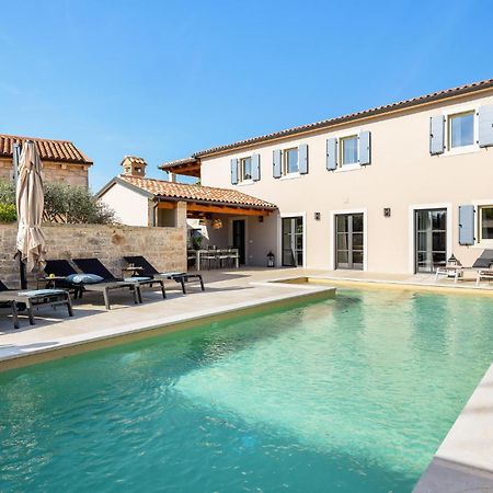 Nice Home In Tinjan With Outdoor Swimming Pool Dış mekan fotoğraf