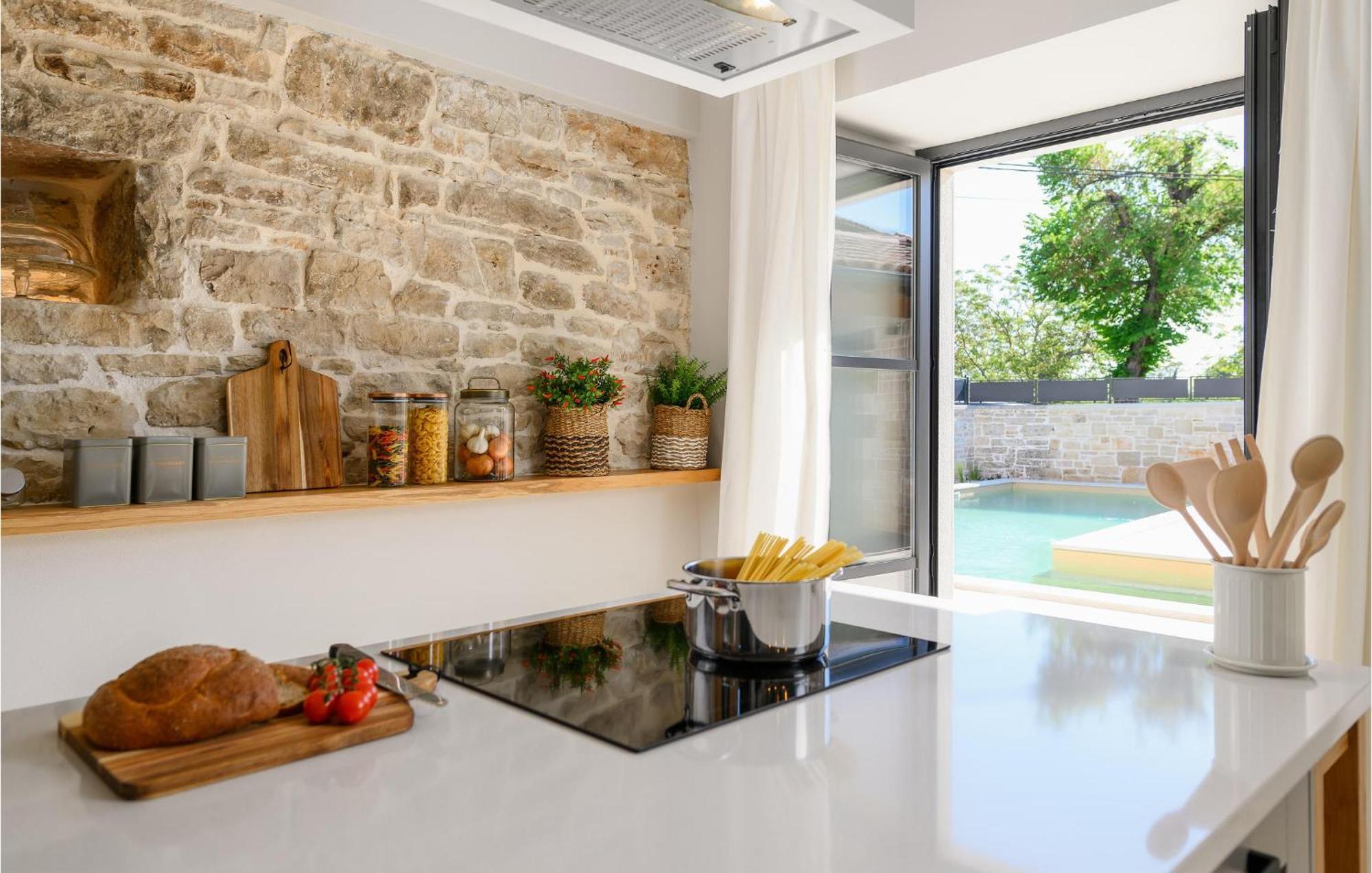 Nice Home In Tinjan With Outdoor Swimming Pool Dış mekan fotoğraf