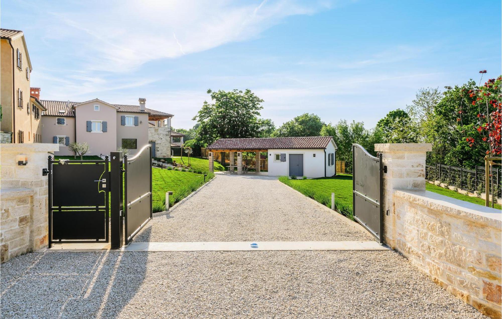 Nice Home In Tinjan With Outdoor Swimming Pool Dış mekan fotoğraf